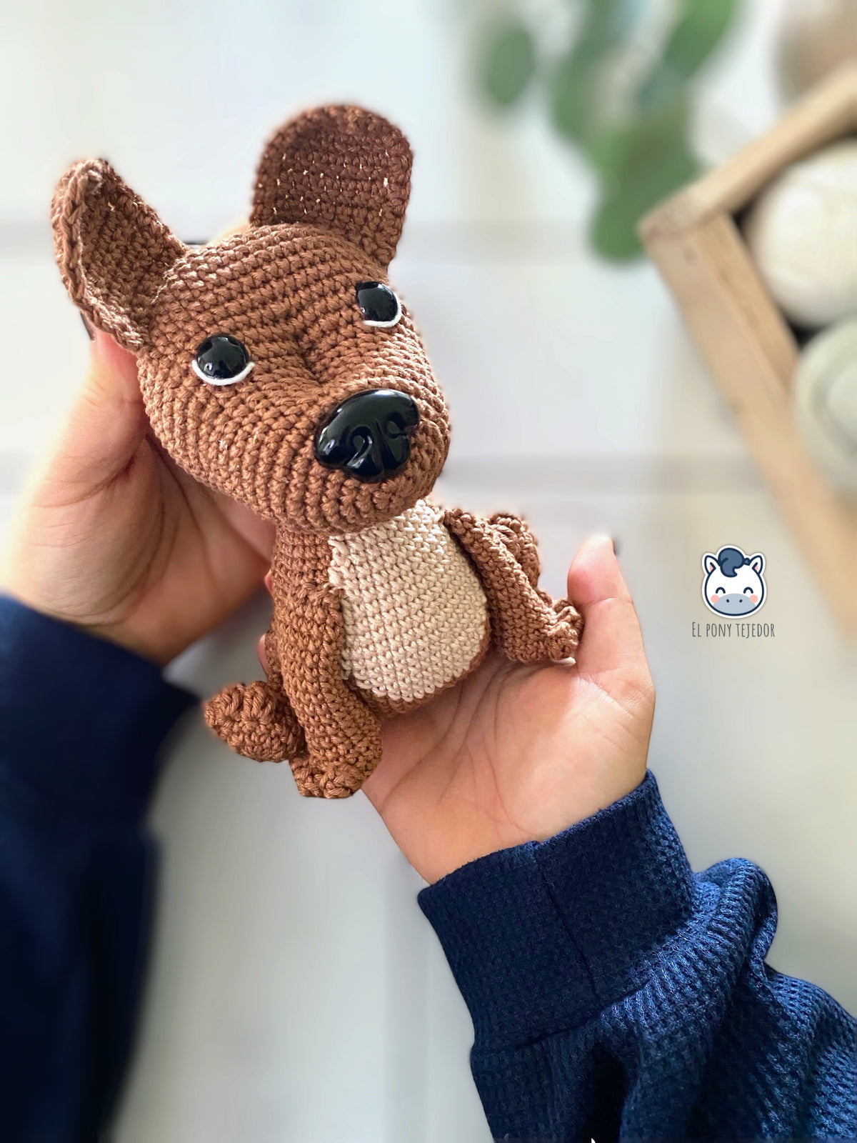 Amigurumi de American Staffordshire Terrier marrón con pecho beige, perro de ganchillo hecho a mano y patrón de crochet en PDF.