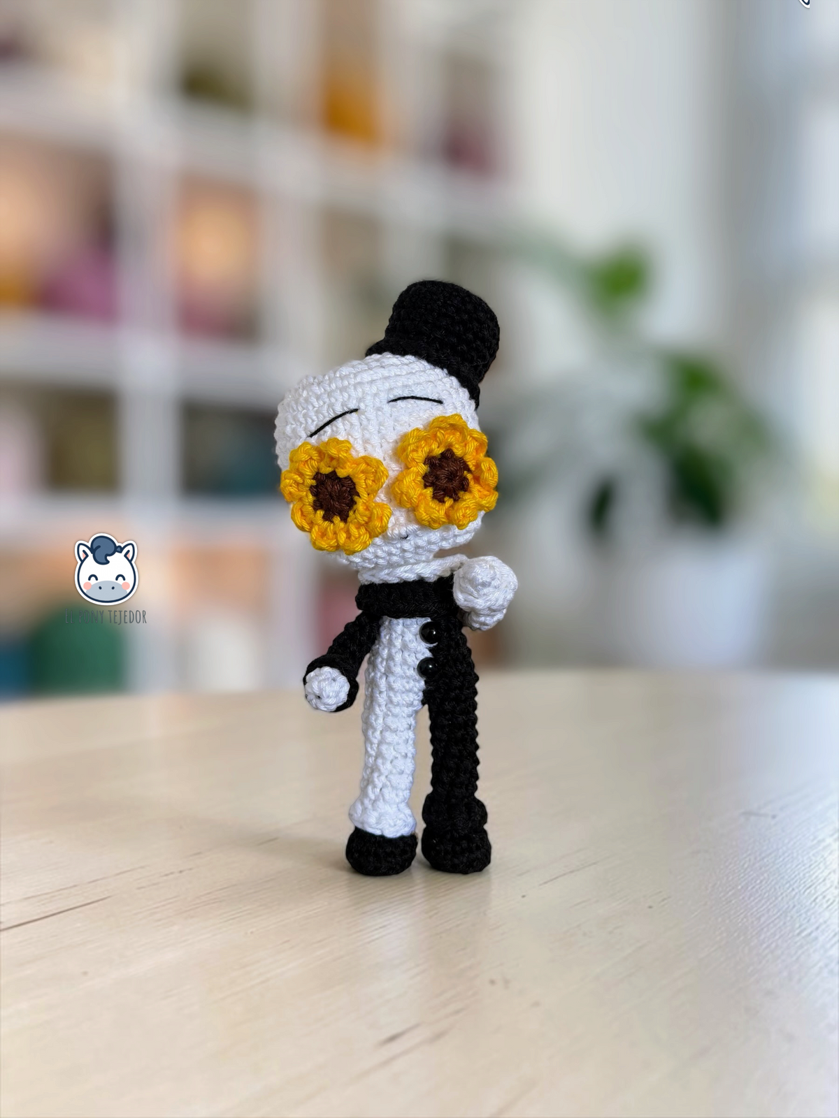 Amigurumi de Art the Clown inspirado en las películas Terrifier, un detallado patrón de crochet en PDF con el icónico payaso de terror, su traje blanco y negro y su girasol.