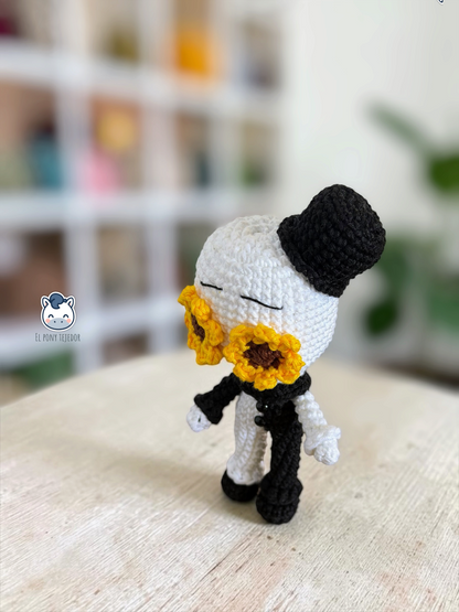 Amigurumi de Art the Clown inspirado en las películas Terrifier, un detallado patrón de crochet en PDF con el icónico payaso de terror, su traje blanco y negro y su girasol.