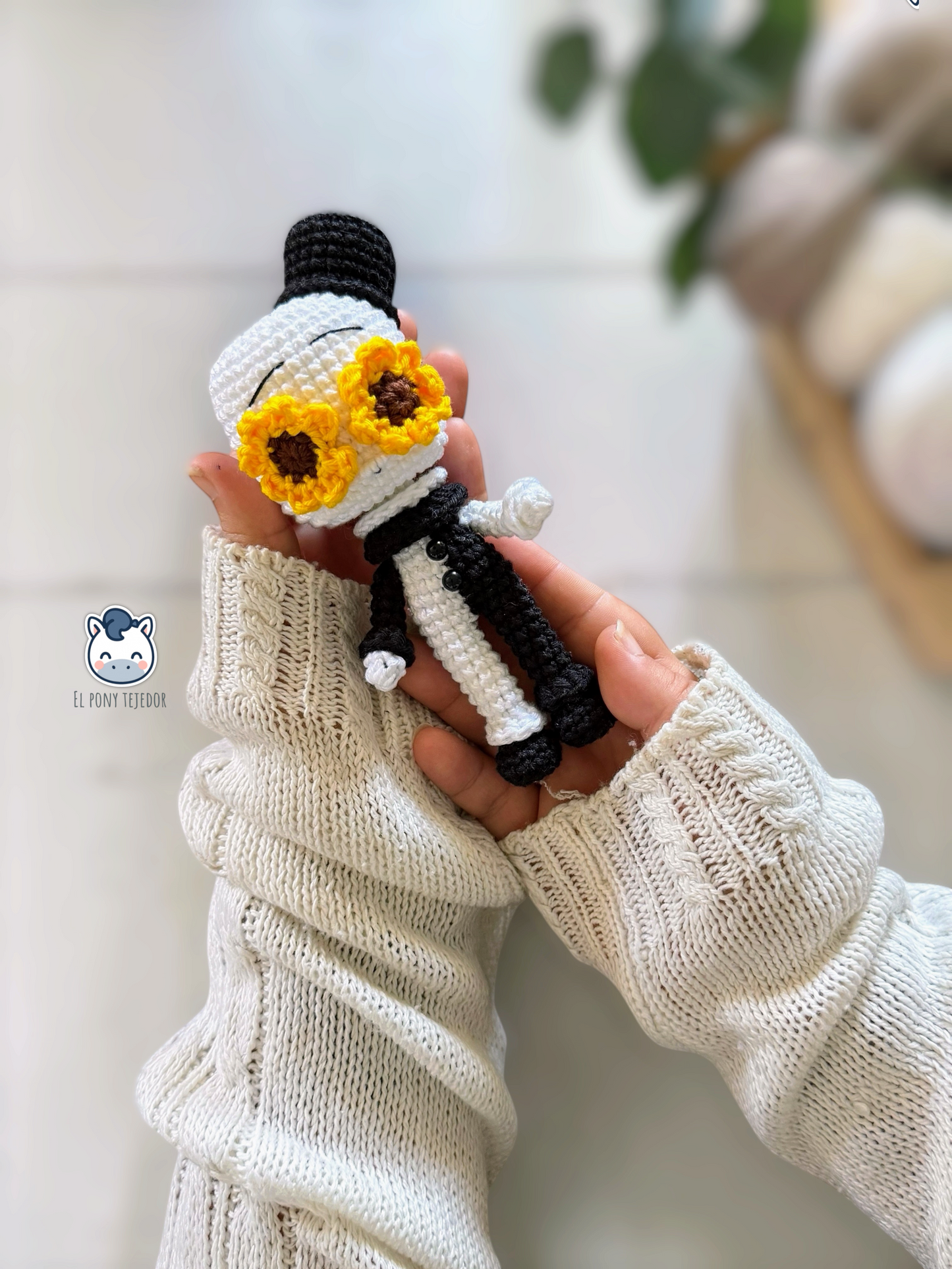 Amigurumi de Art the Clown inspirado en las películas Terrifier, un detallado patrón de crochet en PDF con el icónico payaso de terror, su traje blanco y negro y su girasol.