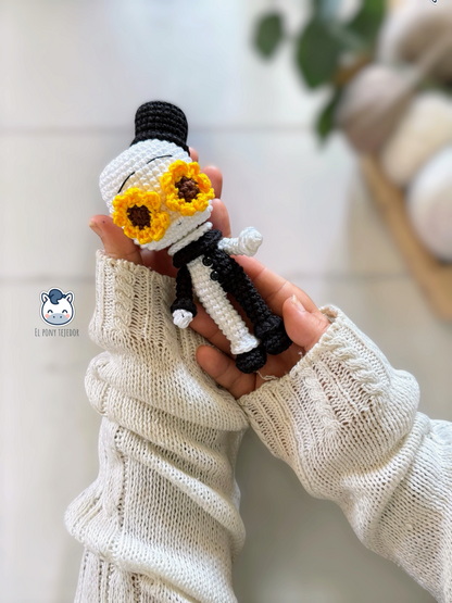 Amigurumi de Art the Clown inspirado en las películas Terrifier, un detallado patrón de crochet en PDF con el icónico payaso de terror, su traje blanco y negro y su girasol.