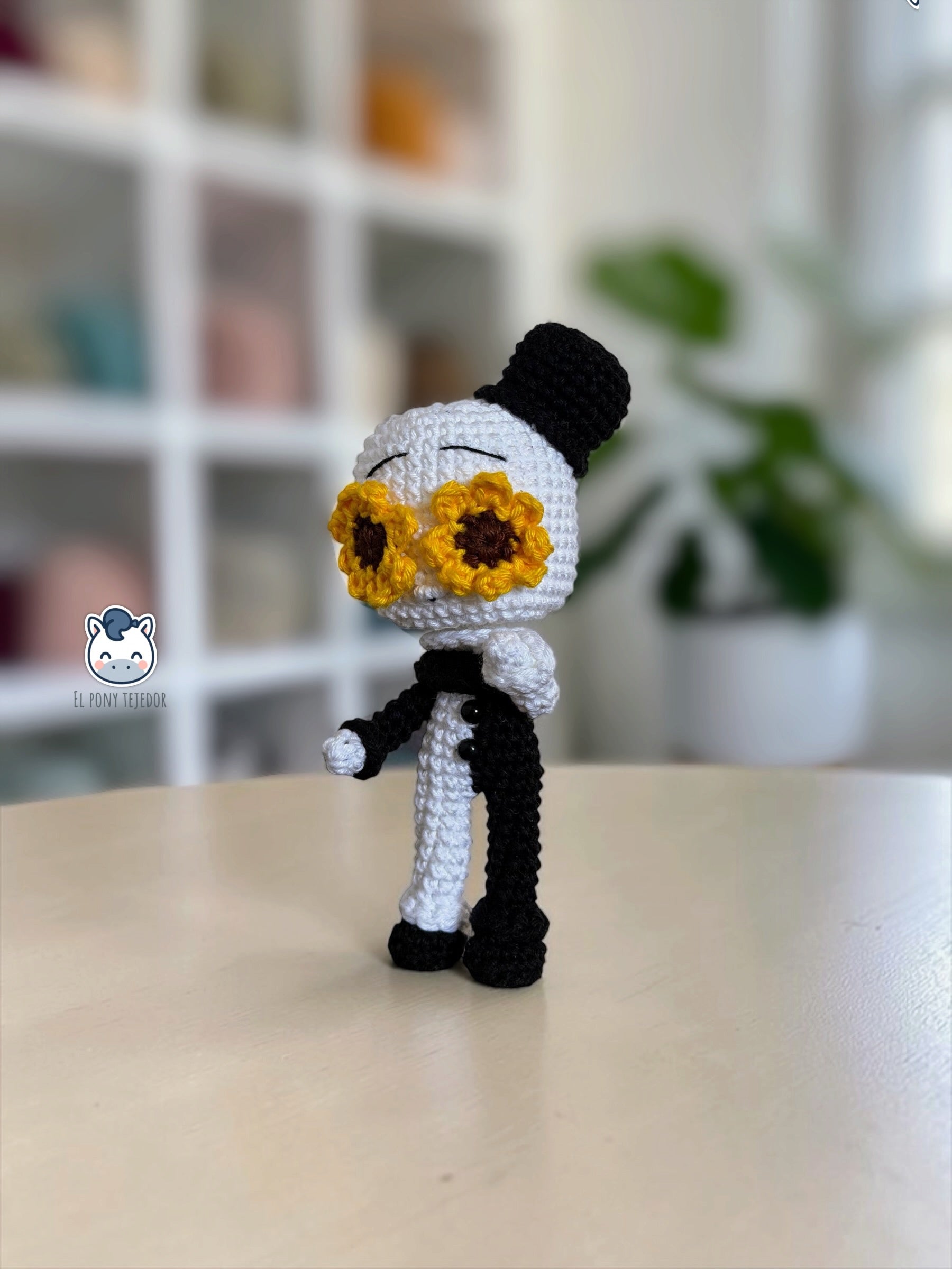 Amigurumi de Art the Clown inspirado en las películas Terrifier, un detallado patrón de crochet en PDF con el icónico payaso de terror, su traje blanco y negro y su girasol.