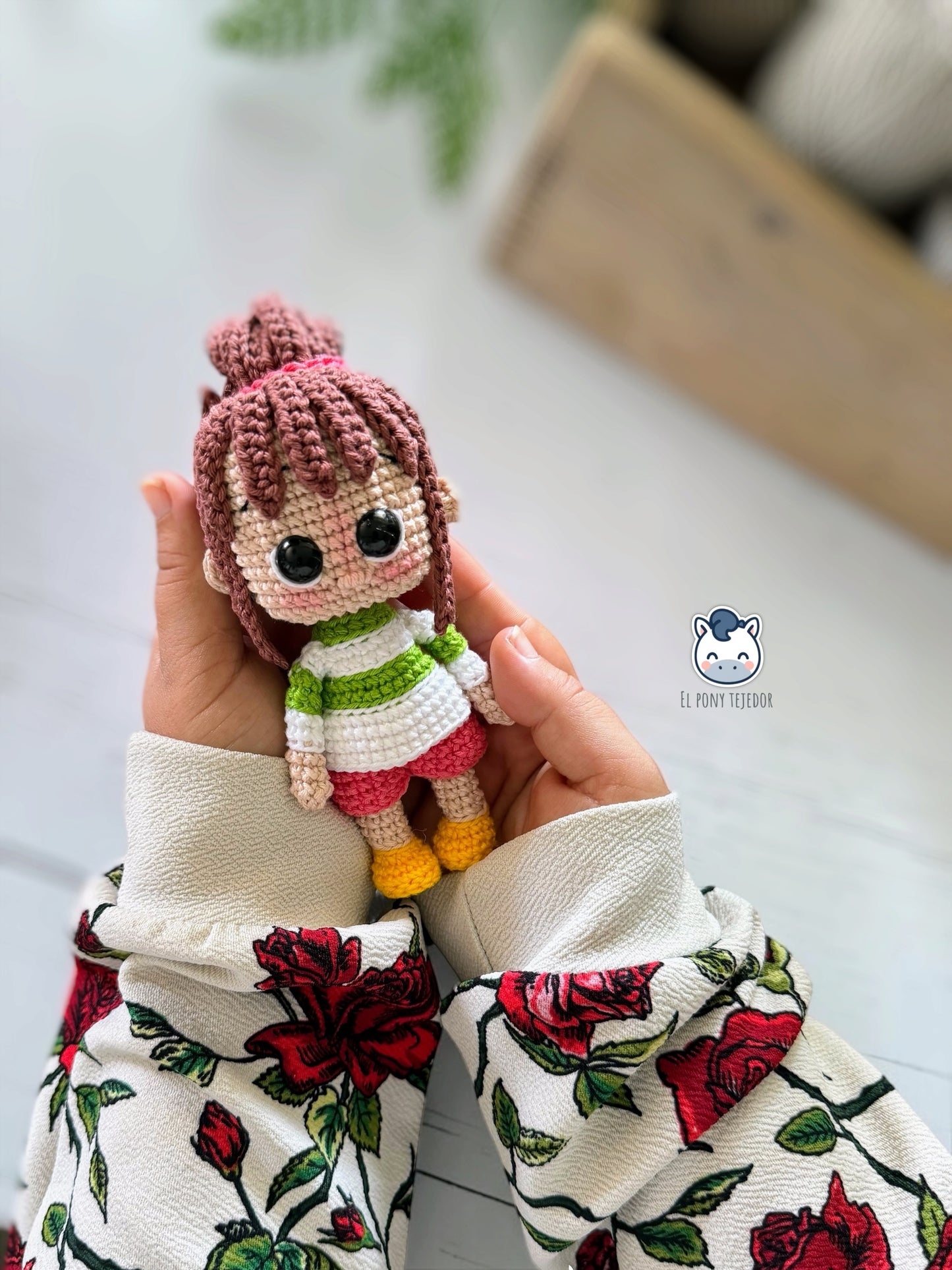 Amigurumi de Chihiro inspirado en El Viaje de Chihiro, con su característica coleta, jersey a rayas y pantalones rosas. Un patrón de crochet perfecto para fans de Studio Ghibli, amantes del anime japonés, coleccionistas geek y aficionados a los amigurumis hechos a mano.
