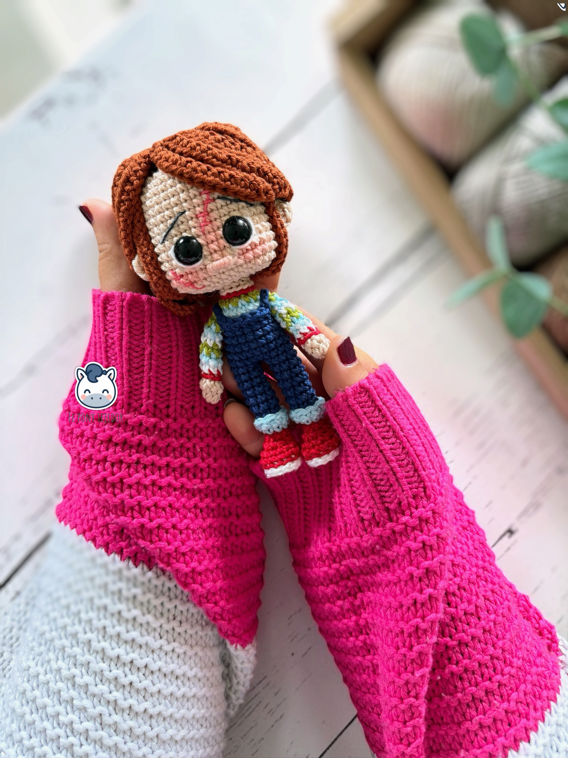 Patrón de amigurumi de Chucky inspirado en la película Muñeco Diabólico, ideal para Halloween, decoración de terror y amantes del crochet y el cine de horror.