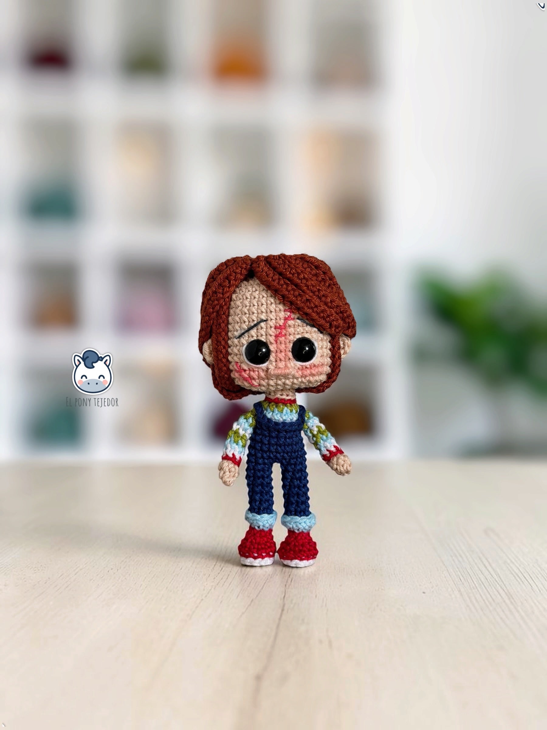 Patrón de amigurumi de Chucky inspirado en la película Muñeco Diabólico, ideal para Halloween, decoración de terror y amantes del crochet y el cine de horror.