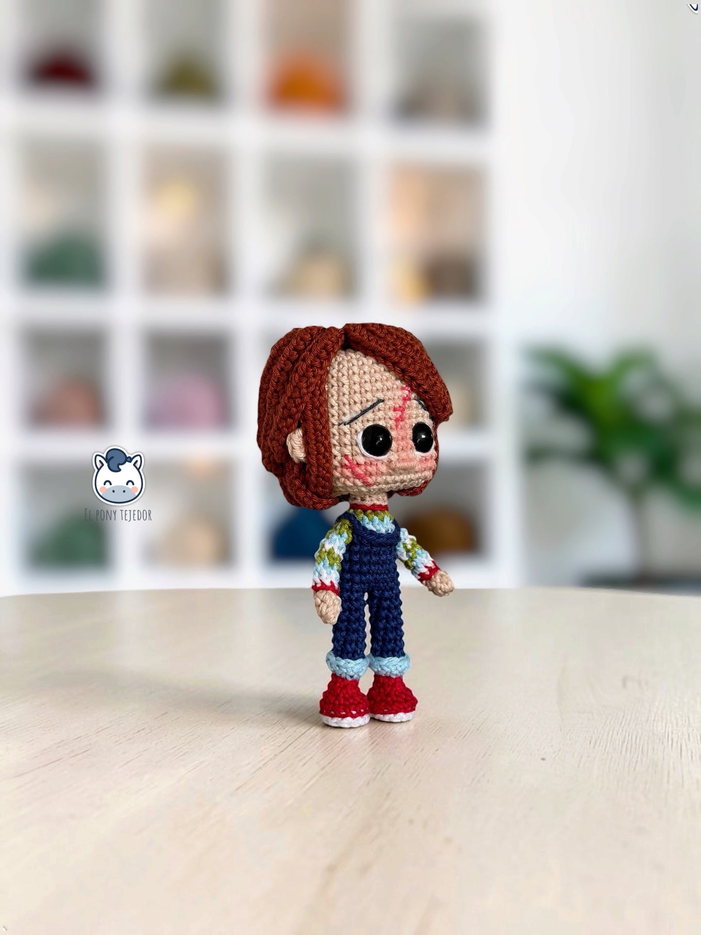 Patrón de amigurumi de Chucky inspirado en la película Muñeco Diabólico, ideal para Halloween, decoración de terror y amantes del crochet y el cine de horror.