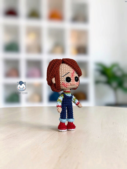 Patrón de amigurumi de Chucky inspirado en la película Muñeco Diabólico, ideal para Halloween, decoración de terror y amantes del crochet y el cine de horror.