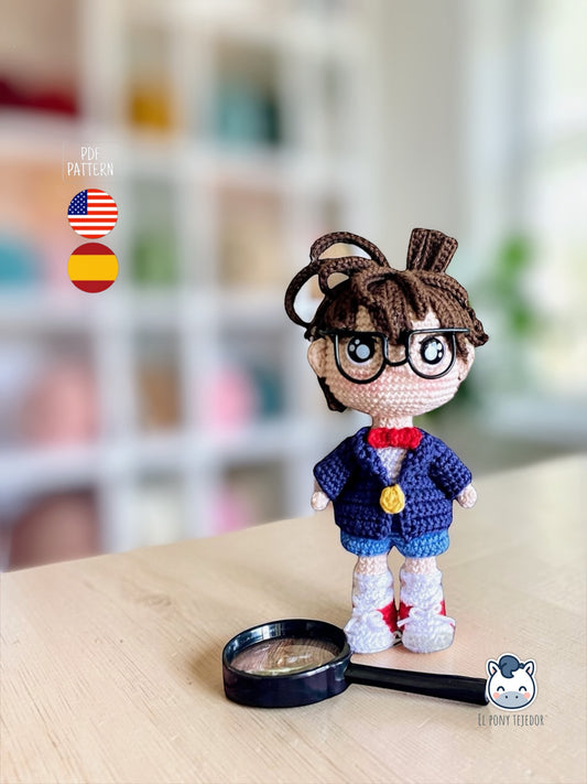 Detective Conan amigurumi tejido a crochet, patrón PDF inspirado en el famoso personaje del anime, handmade geek amigurumi plush para fans del manga y el anime
