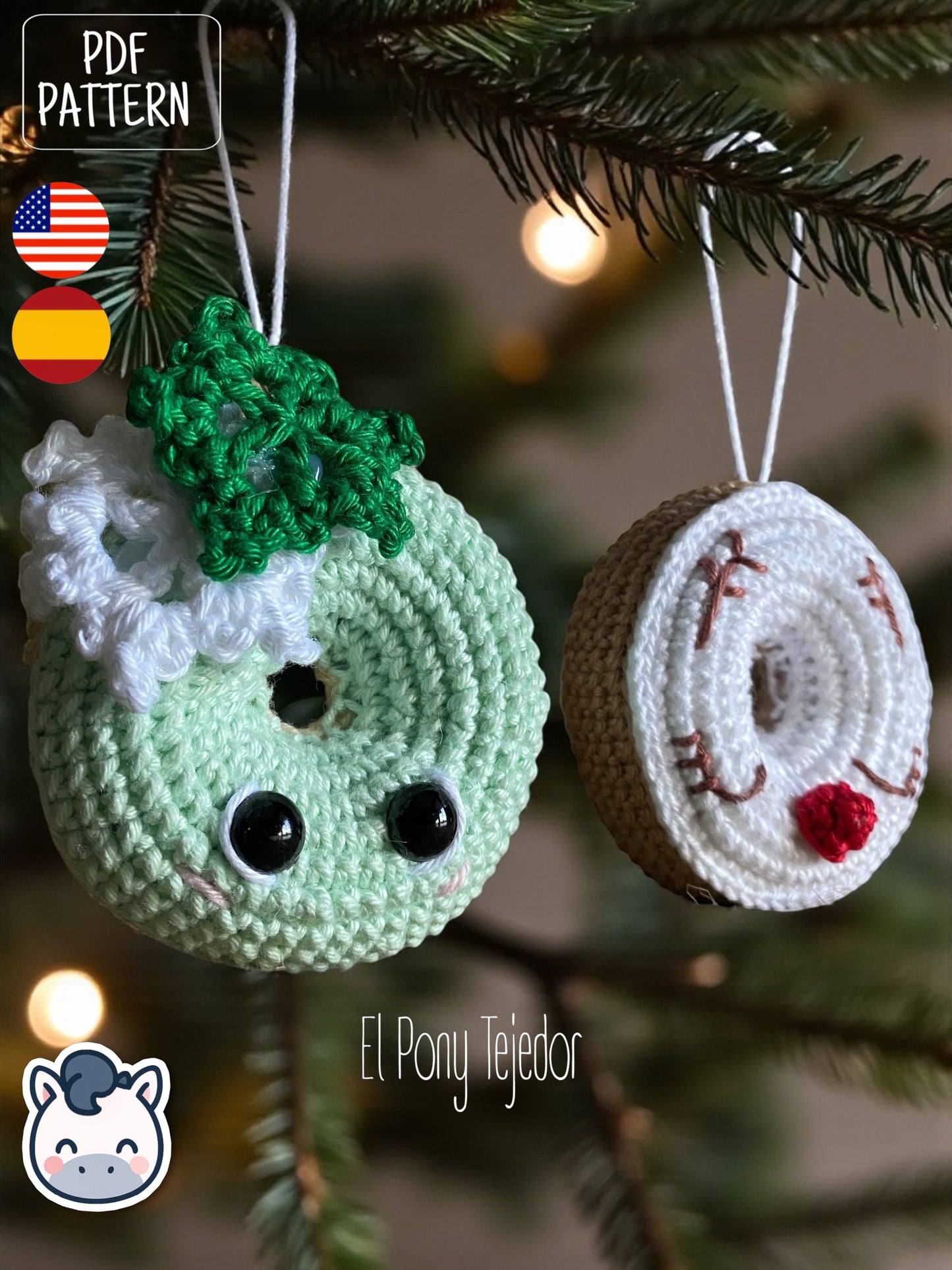 Patrón de ganchillo Amigurumi de dos donuts navideños: uno de color verde menta con un copo de nieve blanco y otro blanco con cara de reno y nariz roja.  Crochet Amigurumi pattern of two Christmas donuts: one mint green with a white snowflake and one white with a reindeer face and red nose.