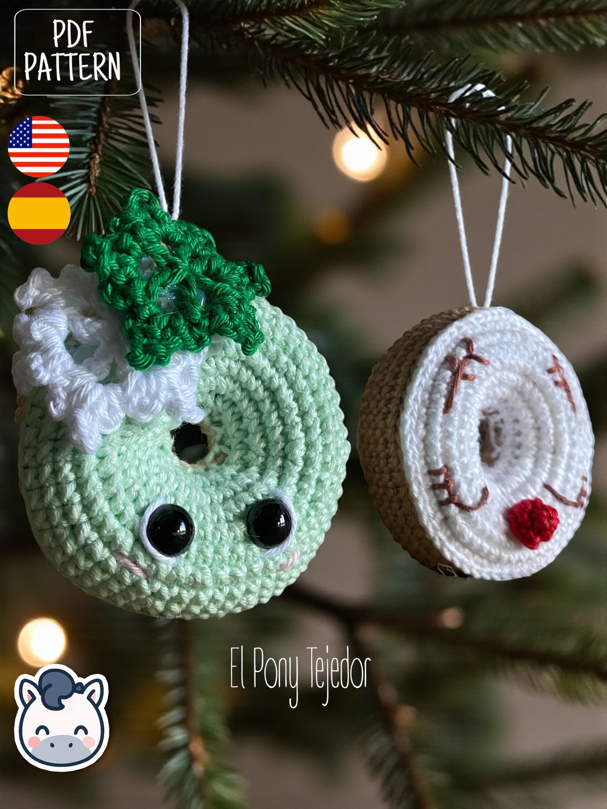 Patrón de ganchillo Amigurumi de dos donuts navideños: uno de color verde menta con un copo de nieve blanco y otro blanco con cara de reno y nariz roja.  Crochet Amigurumi pattern of two Christmas donuts: one mint green with a white snowflake and one white with a reindeer face and red nose.