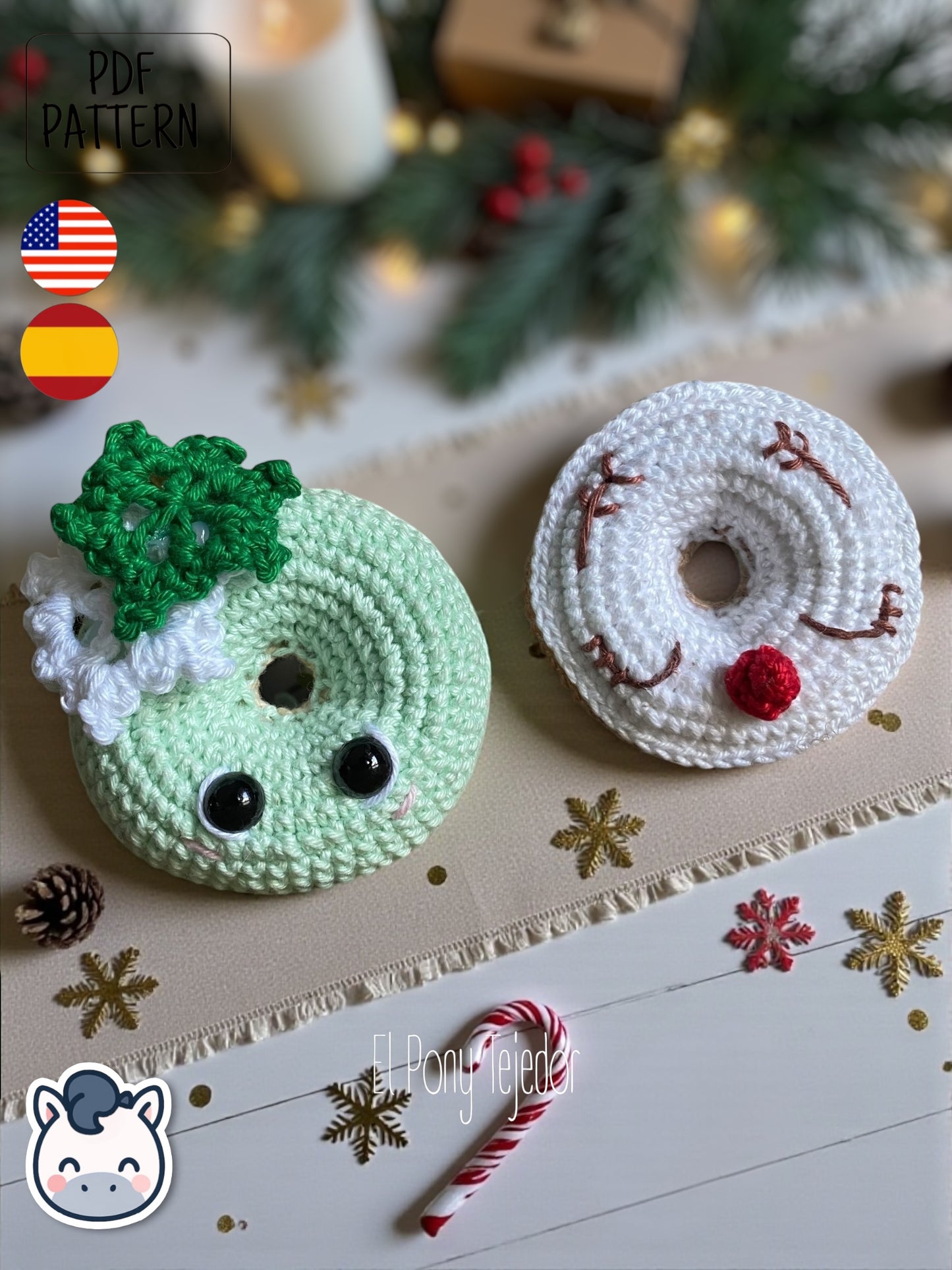 Patrón de ganchillo Amigurumi de dos donuts navideños: uno de color verde menta con un copo de nieve blanco y otro blanco con cara de reno y nariz roja.  Crochet Amigurumi pattern of two Christmas donuts: one mint green with a white snowflake and one white with a reindeer face and red nose.