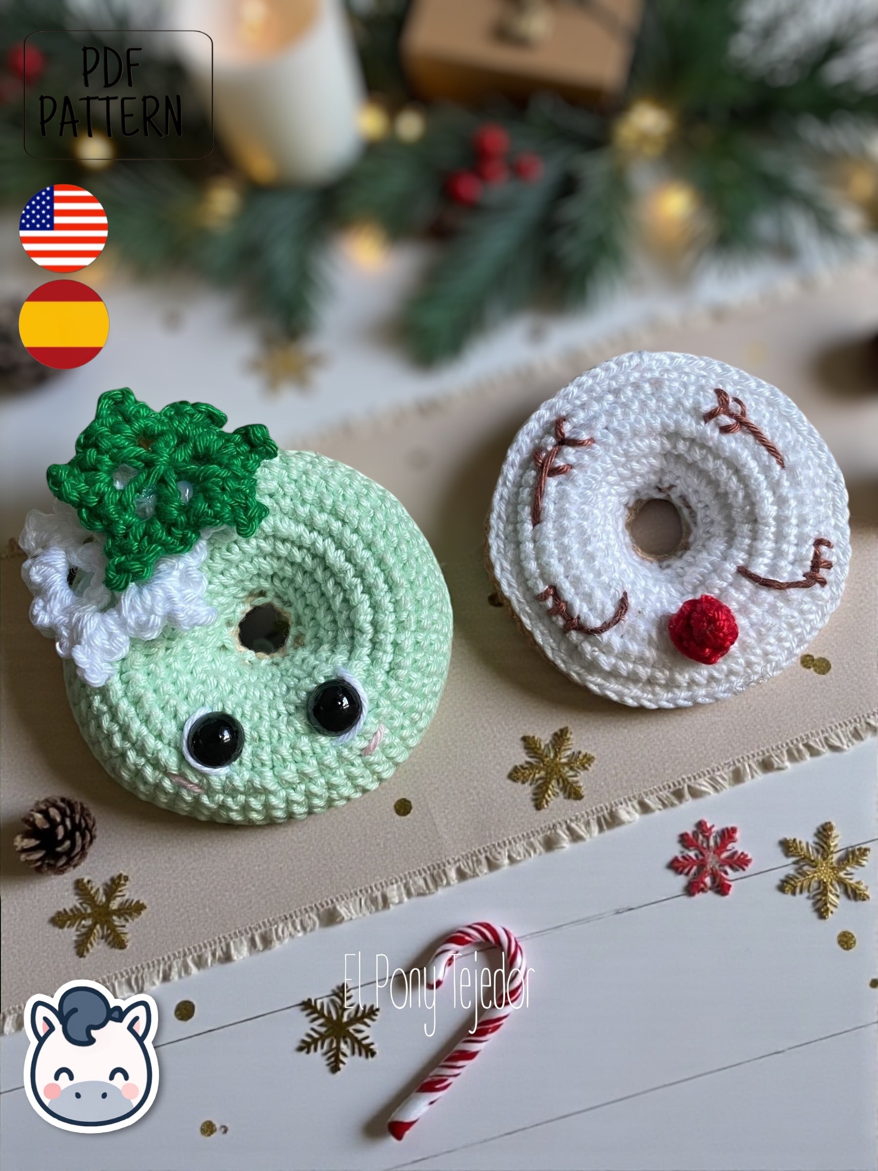 Patrón de ganchillo Amigurumi de dos donuts navideños: uno de color verde menta con un copo de nieve blanco y otro blanco con cara de reno y nariz roja.  Crochet Amigurumi pattern of two Christmas donuts: one mint green with a white snowflake and one white with a reindeer face and red nose.