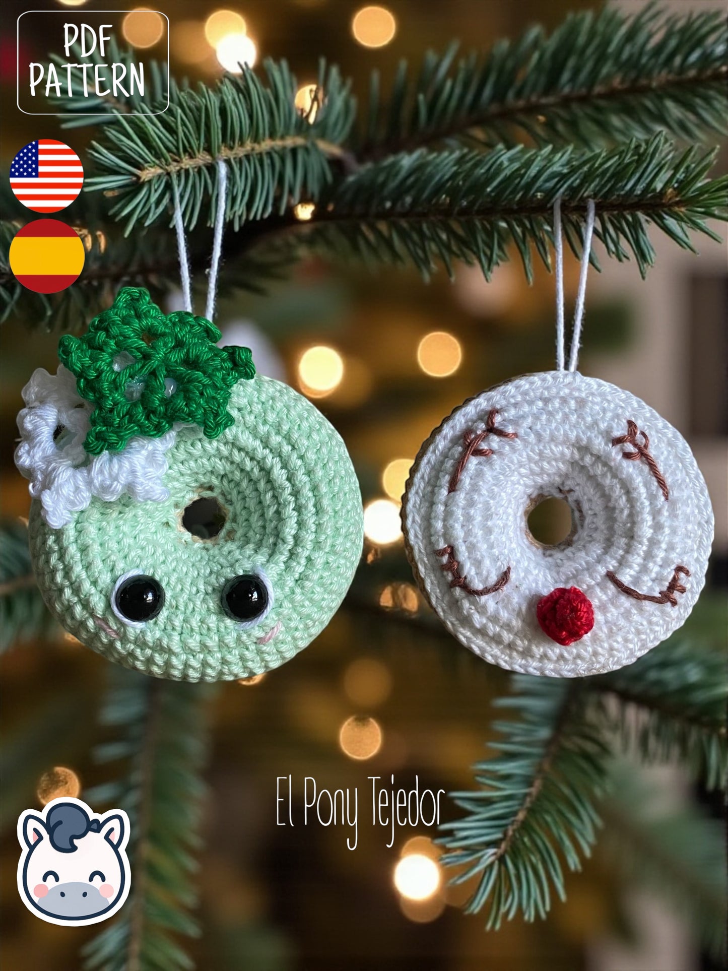 Patrón de ganchillo Amigurumi de dos donuts navideños: uno de color verde menta con un copo de nieve blanco y otro blanco con cara de reno y nariz roja.  Crochet Amigurumi pattern of two Christmas donuts: one mint green with a white snowflake and one white with a reindeer face and red nose.