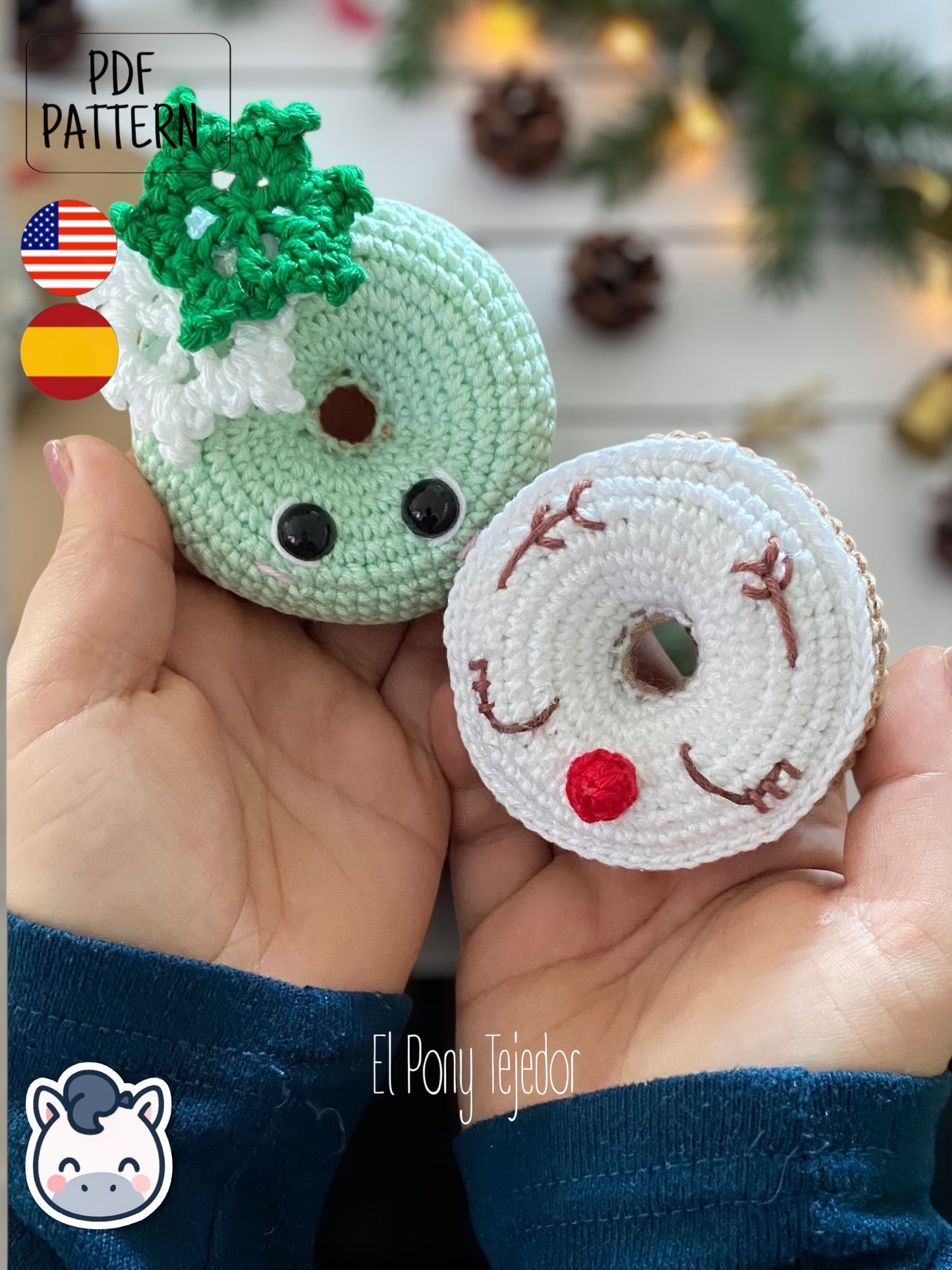 Patrón de ganchillo Amigurumi de dos donuts navideños: uno de color verde menta con un copo de nieve blanco y otro blanco con cara de reno y nariz roja.  Crochet Amigurumi pattern of two Christmas donuts: one mint green with a white snowflake and one white with a reindeer face and red nose.