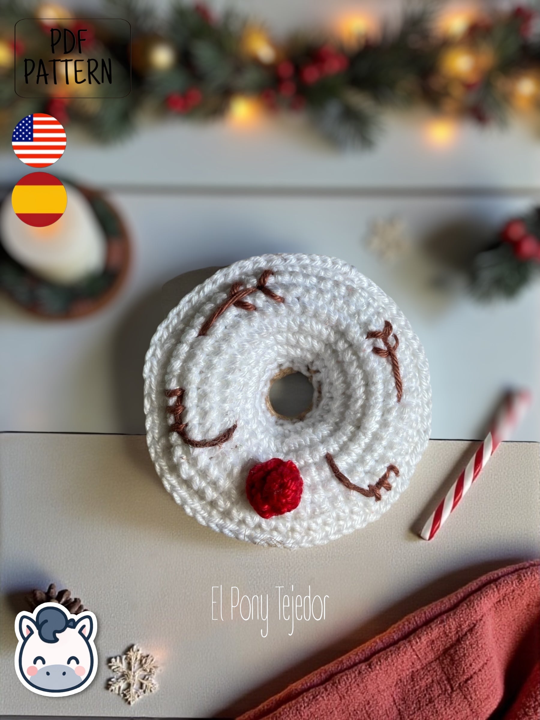 Patrón de ganchillo Amigurumi de dos donuts navideños: uno de color verde menta con un copo de nieve blanco y otro blanco con cara de reno y nariz roja.  Crochet Amigurumi pattern of two Christmas donuts: one mint green with a white snowflake and one white with a reindeer face and red nose.