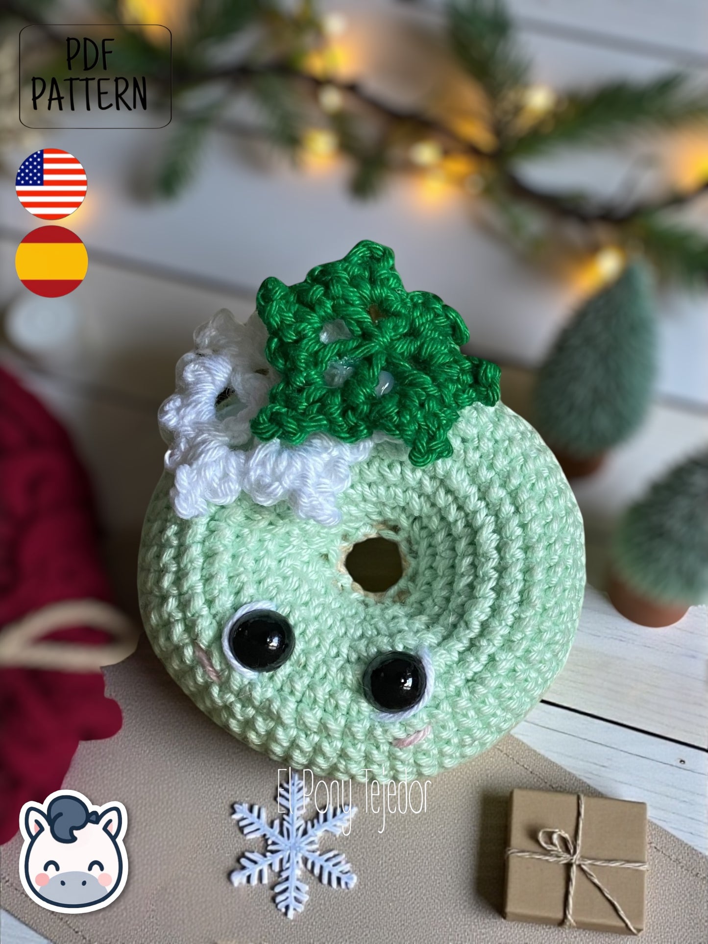 Patrón de ganchillo Amigurumi de dos donuts navideños: uno de color verde menta con un copo de nieve blanco y otro blanco con cara de reno y nariz roja.  Crochet Amigurumi pattern of two Christmas donuts: one mint green with a white snowflake and one white with a reindeer face and red nose.