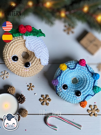 Patrón de ganchillo amigurumi de dos donuts navideños: uno beige con glaseado blanco y acebo, y otro azul con una guirnalda de luces de colores.  Crochet amigurumi pattern of two Christmas donuts: one beige with white icing and holly, and one blue with a colorful string of Christmas lights