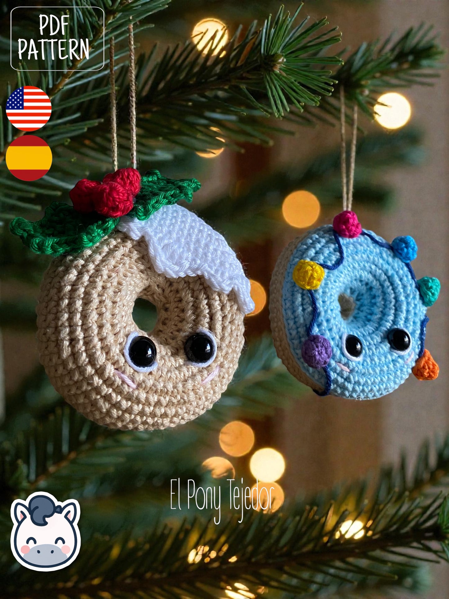 Patrón de ganchillo amigurumi de dos donuts navideños: uno beige con glaseado blanco y acebo, y otro azul con una guirnalda de luces de colores.  Crochet amigurumi pattern of two Christmas donuts: one beige with white icing and holly, and one blue with a colorful string of Christmas lights