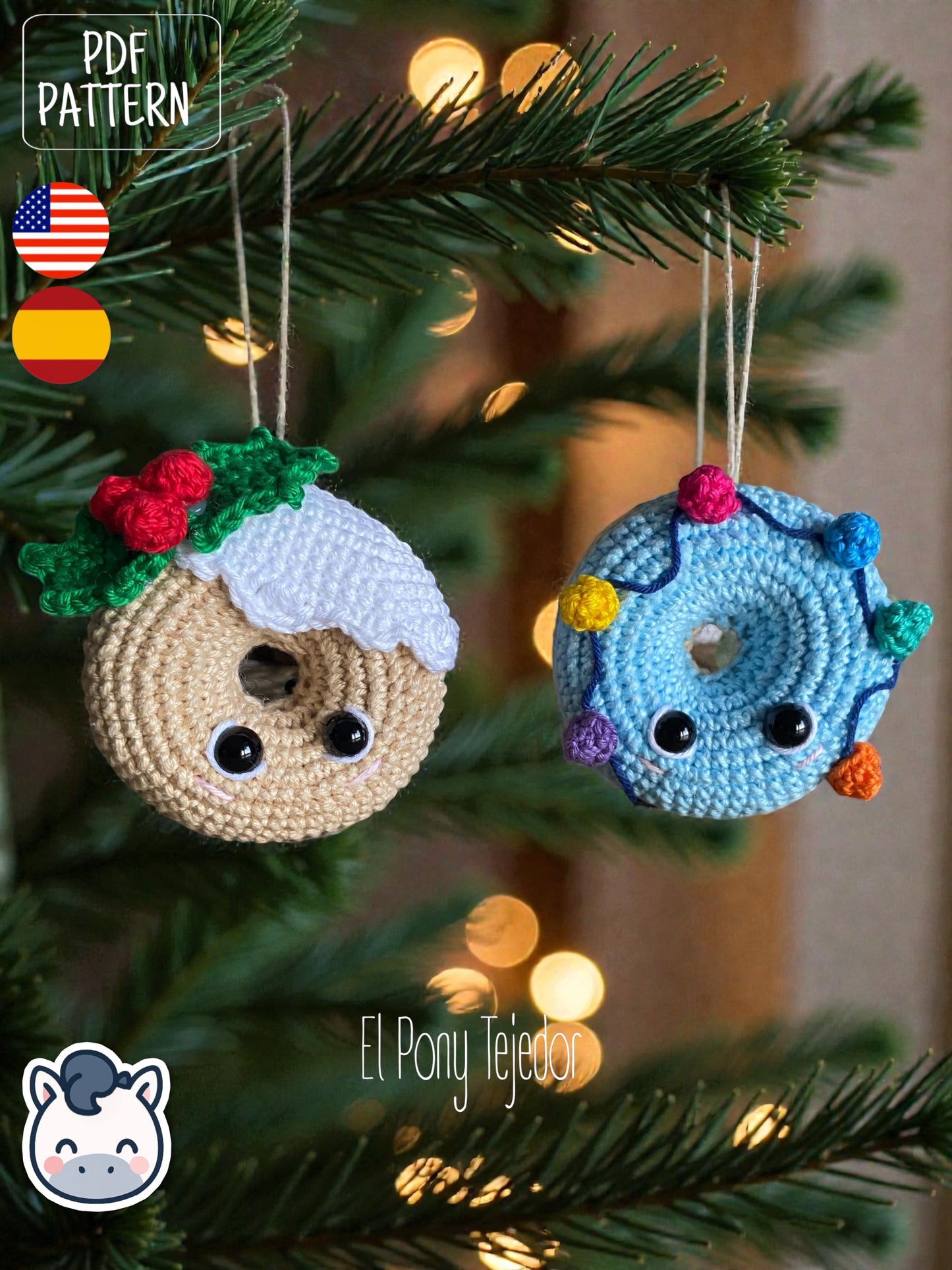 Patrón de ganchillo amigurumi de dos donuts navideños: uno beige con glaseado blanco y acebo, y otro azul con una guirnalda de luces de colores.  Crochet amigurumi pattern of two Christmas donuts: one beige with white icing and holly, and one blue with a colorful string of Christmas lights