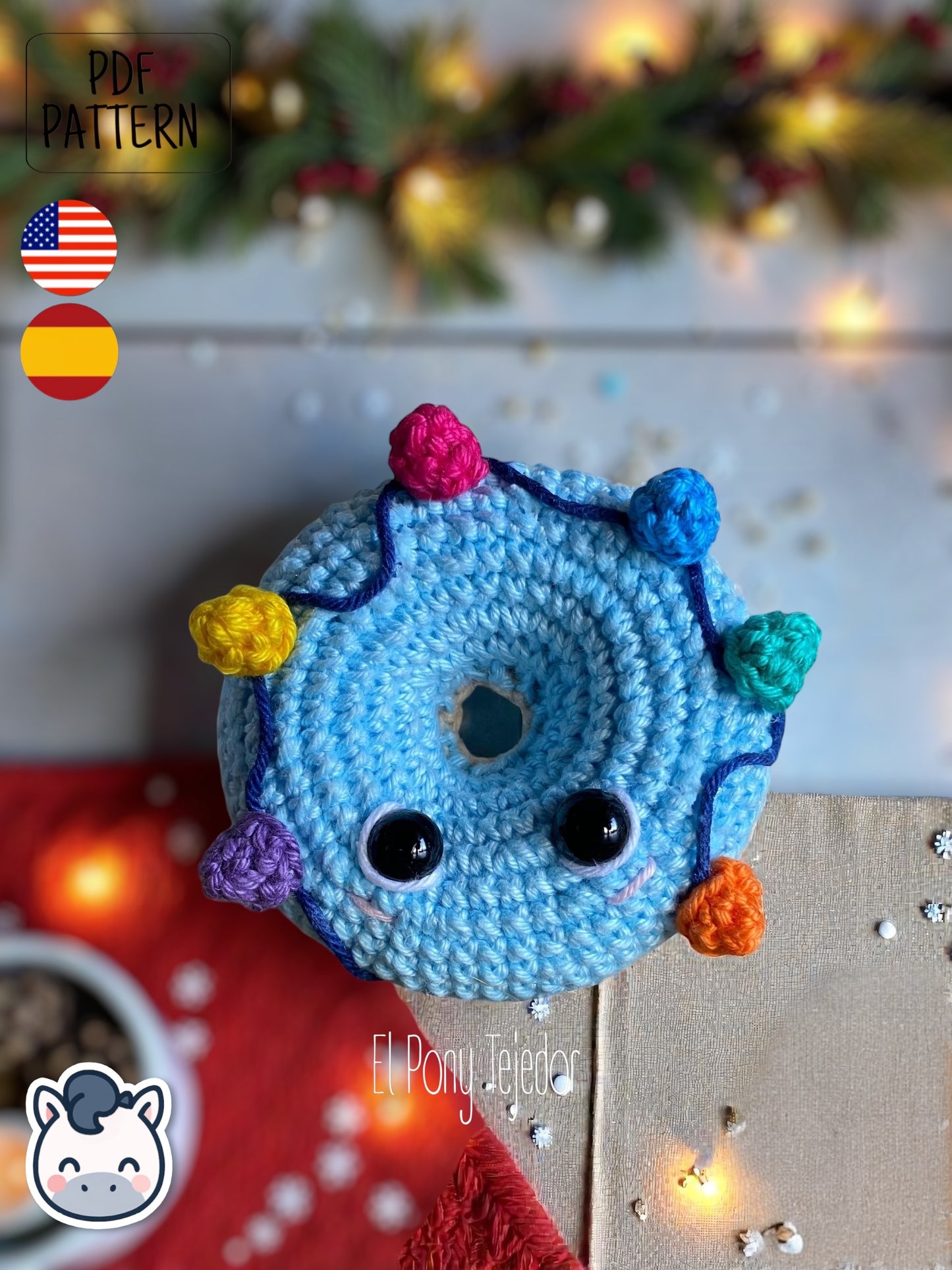 Patrón de ganchillo amigurumi de dos donuts navideños: uno beige con glaseado blanco y acebo, y otro azul con una guirnalda de luces de colores.  Crochet amigurumi pattern of two Christmas donuts: one beige with white icing and holly, and one blue with a colorful string of Christmas lights