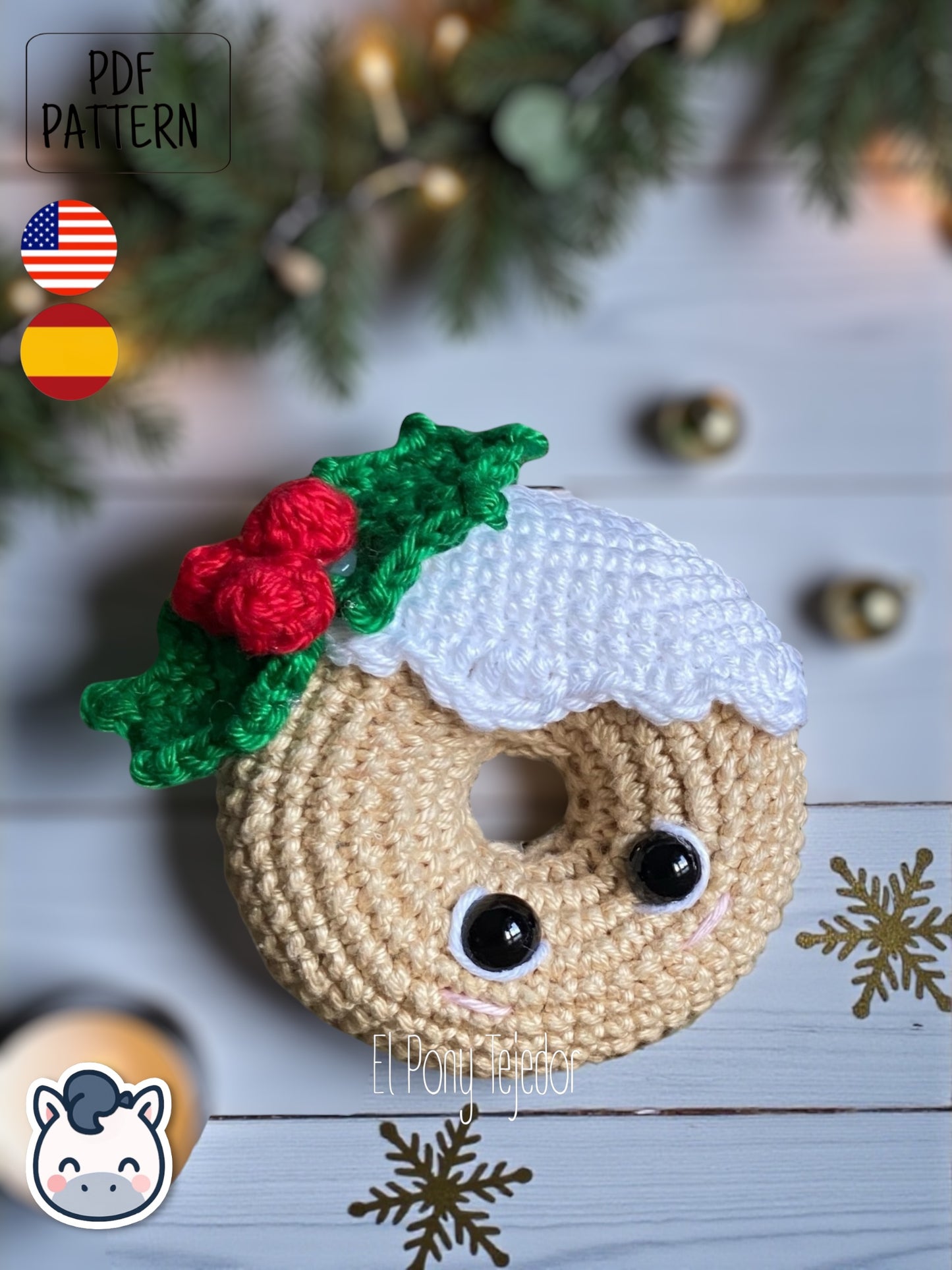 Patrón de ganchillo amigurumi de dos donuts navideños: uno beige con glaseado blanco y acebo, y otro azul con una guirnalda de luces de colores.  Crochet amigurumi pattern of two Christmas donuts: one beige with white icing and holly, and one blue with a colorful string of Christmas lights