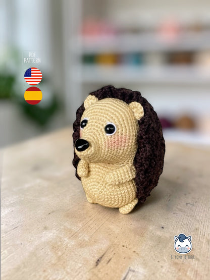 Amigurumi de erizo africano tejido a crochet, un patrón de ganchillo kawaii perfecto para amantes de los animales y fans de los amigurumis.