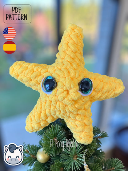 Patrón de ganchillo amigurumi de una estrella de Navidad amarilla tejida en lana de terciopelo con ojos grandes y brillantes. EN: Crochet amigurumi pattern of a yellow Christmas star made with velvet yarn and big glittery eyes.