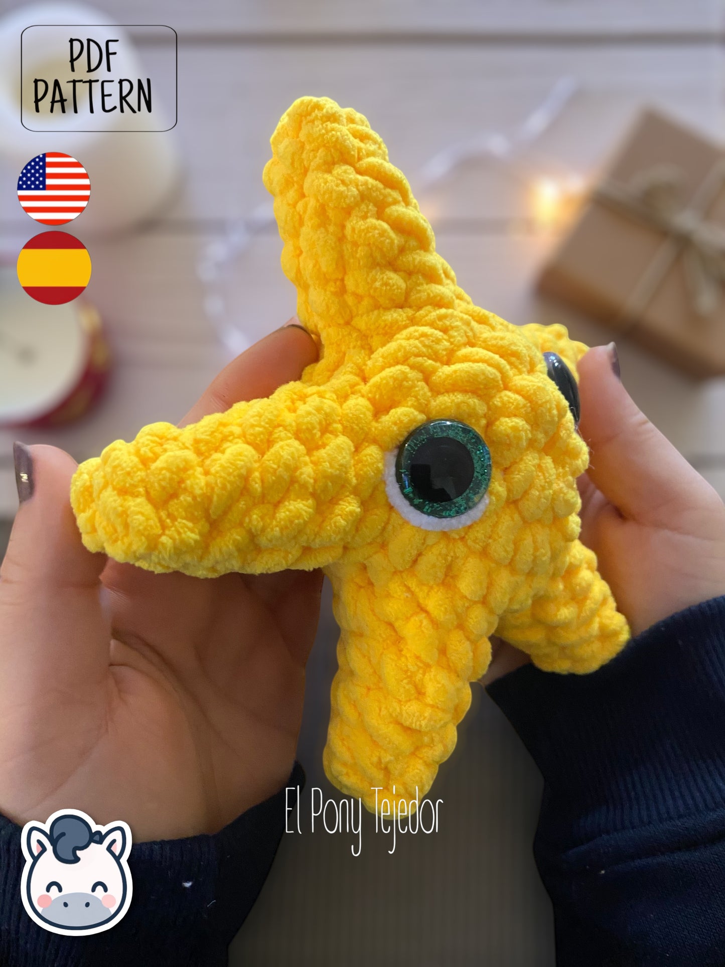 Patrón de ganchillo amigurumi de una estrella de Navidad amarilla tejida en lana de terciopelo con ojos grandes y brillantes. EN: Crochet amigurumi pattern of a yellow Christmas star made with velvet yarn and big glittery eyes.