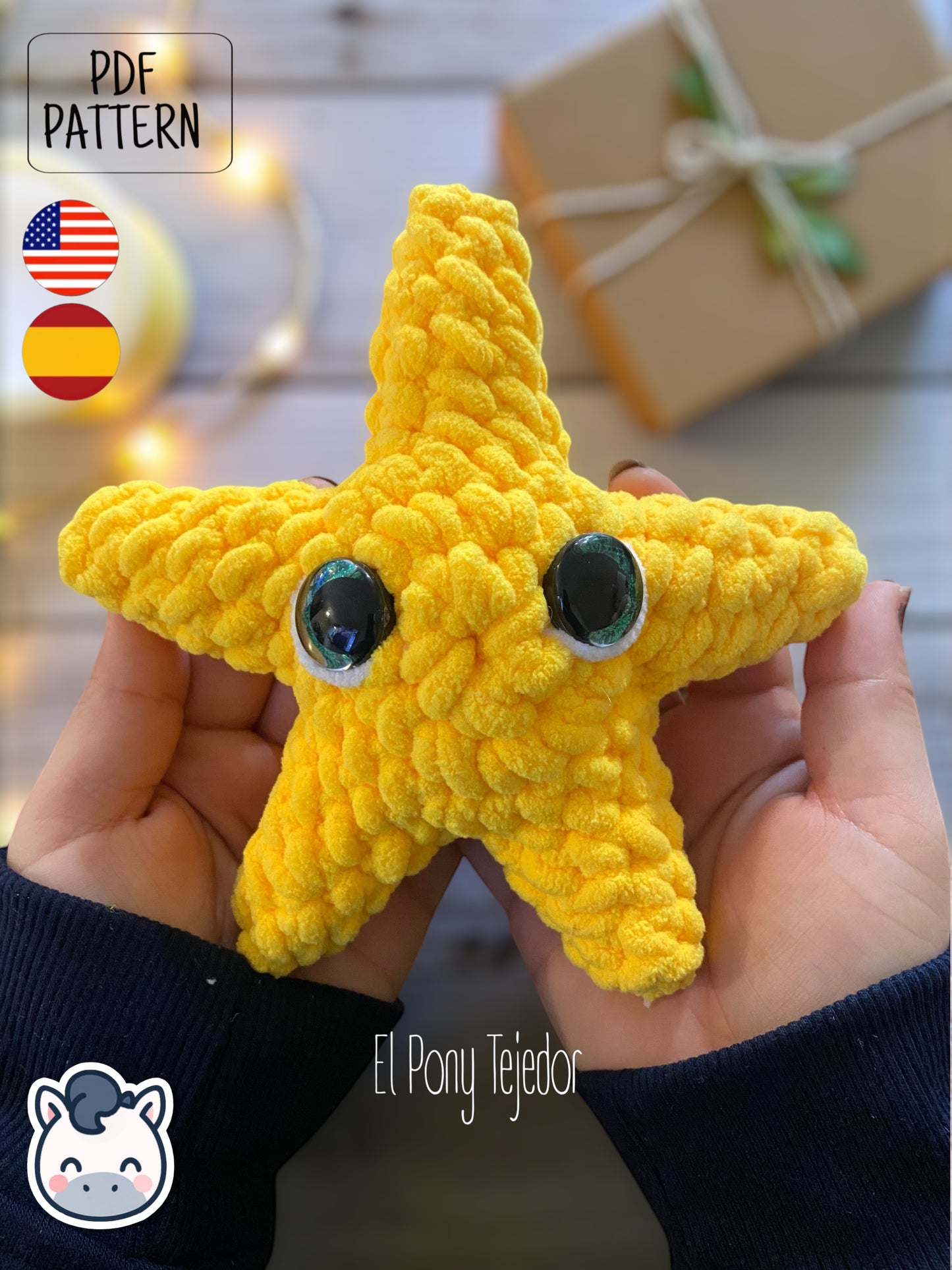 Patrón de ganchillo amigurumi de una estrella de Navidad amarilla tejida en lana de terciopelo con ojos grandes y brillantes. EN: Crochet amigurumi pattern of a yellow Christmas star made with velvet yarn and big glittery eyes.