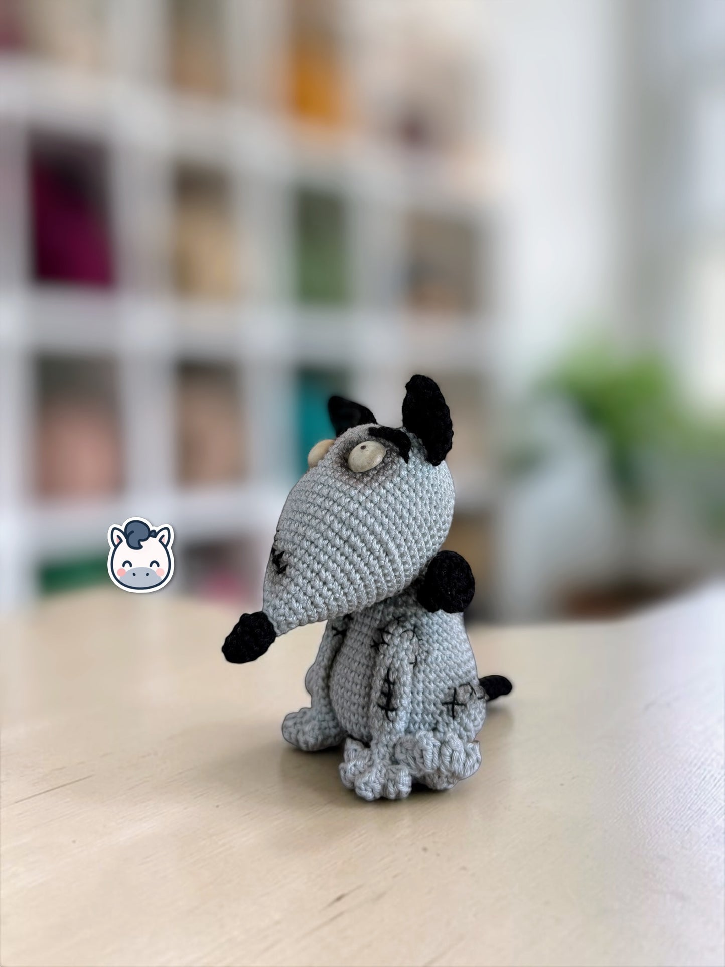 Amigurumi de Frankenweenie inspirado en Tim Burton, un patrón de crochet adorable y spooky perfecto para fans del cine gótico, Halloween y los muñecos estilo geek y handmade.
