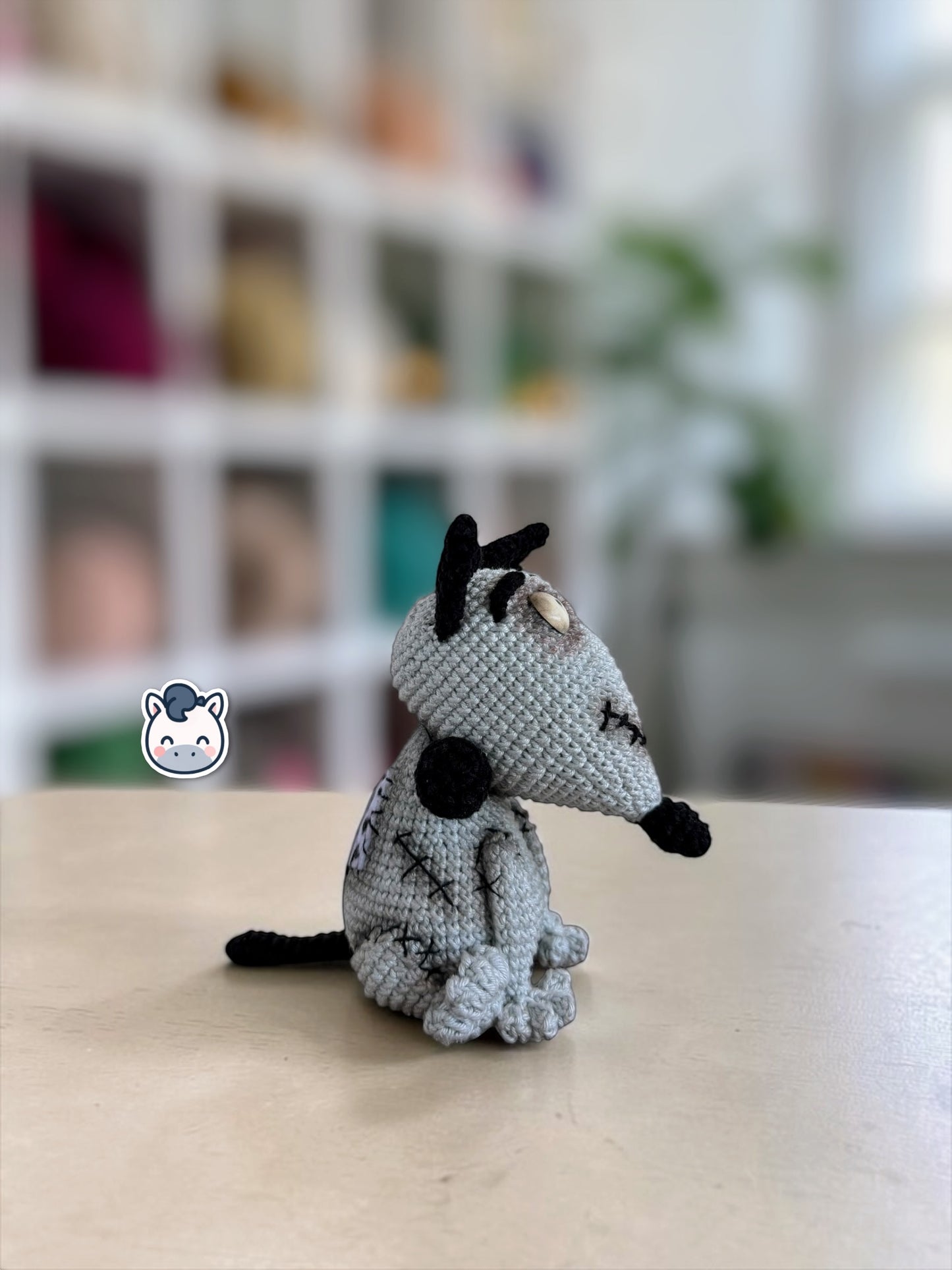 Amigurumi de Frankenweenie inspirado en Tim Burton, un patrón de crochet adorable y spooky perfecto para fans del cine gótico, Halloween y los muñecos estilo geek y handmade.