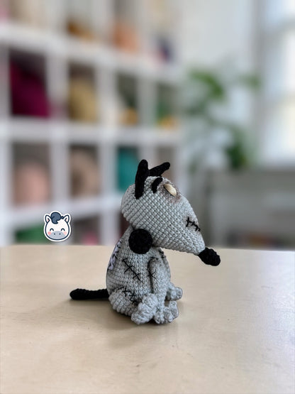 Amigurumi de Frankenweenie inspirado en Tim Burton, un patrón de crochet adorable y spooky perfecto para fans del cine gótico, Halloween y los muñecos estilo geek y handmade.