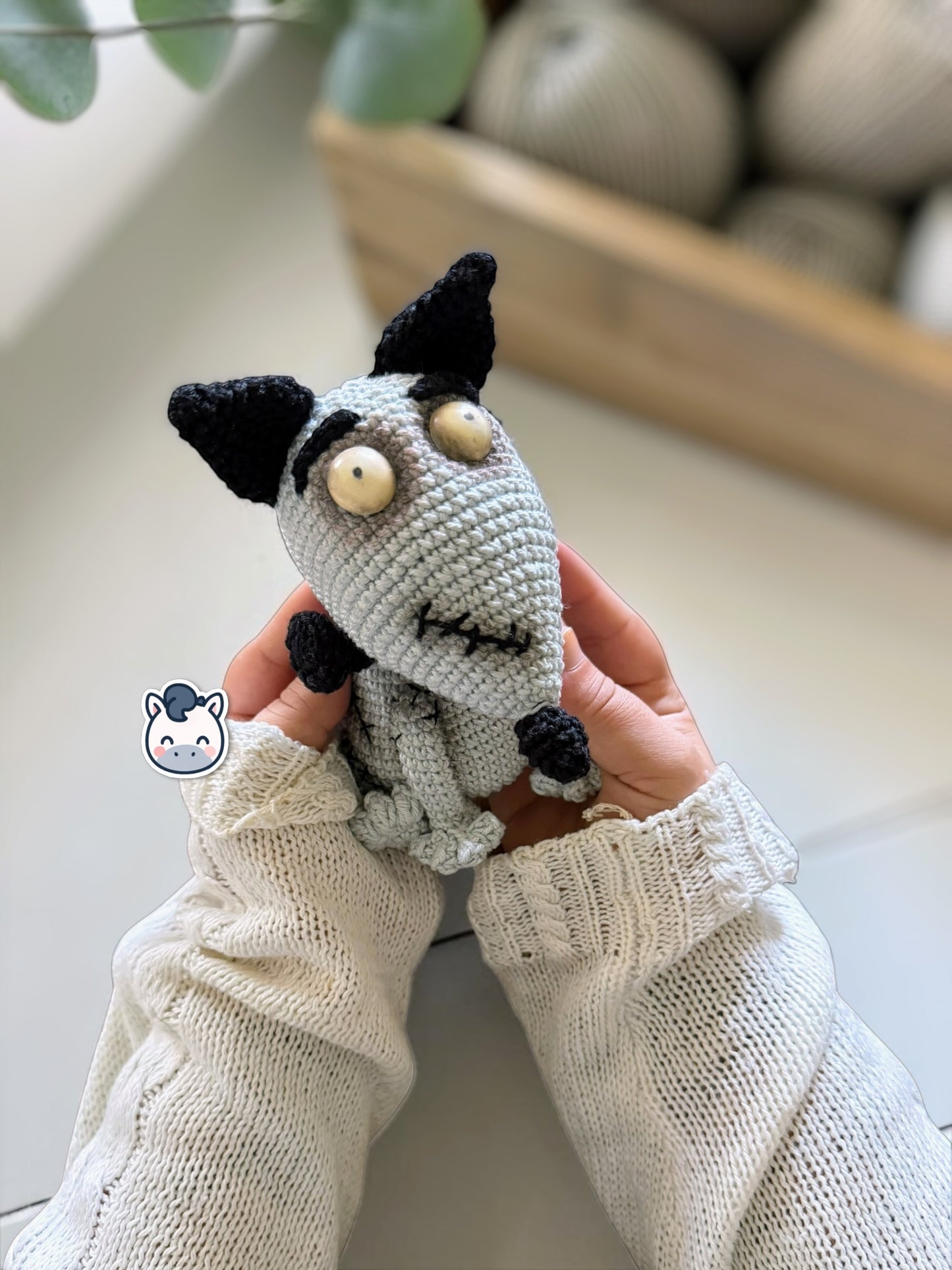 Amigurumi de Frankenweenie inspirado en Tim Burton, un patrón de crochet adorable y spooky perfecto para fans del cine gótico, Halloween y los muñecos estilo geek y handmade.