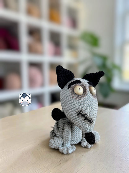 Amigurumi de Frankenweenie inspirado en Tim Burton, un patrón de crochet adorable y spooky perfecto para fans del cine gótico, Halloween y los muñecos estilo geek y handmade.