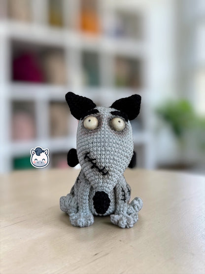 Amigurumi de Frankenweenie inspirado en Tim Burton, un patrón de crochet adorable y spooky perfecto para fans del cine gótico, Halloween y los muñecos estilo geek y handmade.