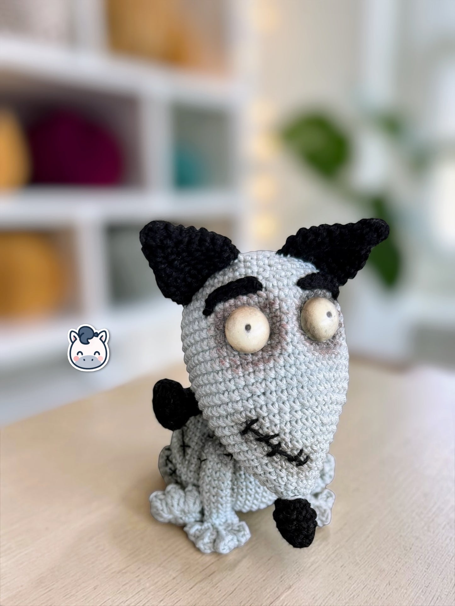 Amigurumi de Frankenweenie inspirado en Tim Burton, un patrón de crochet adorable y spooky perfecto para fans del cine gótico, Halloween y los muñecos estilo geek y handmade.