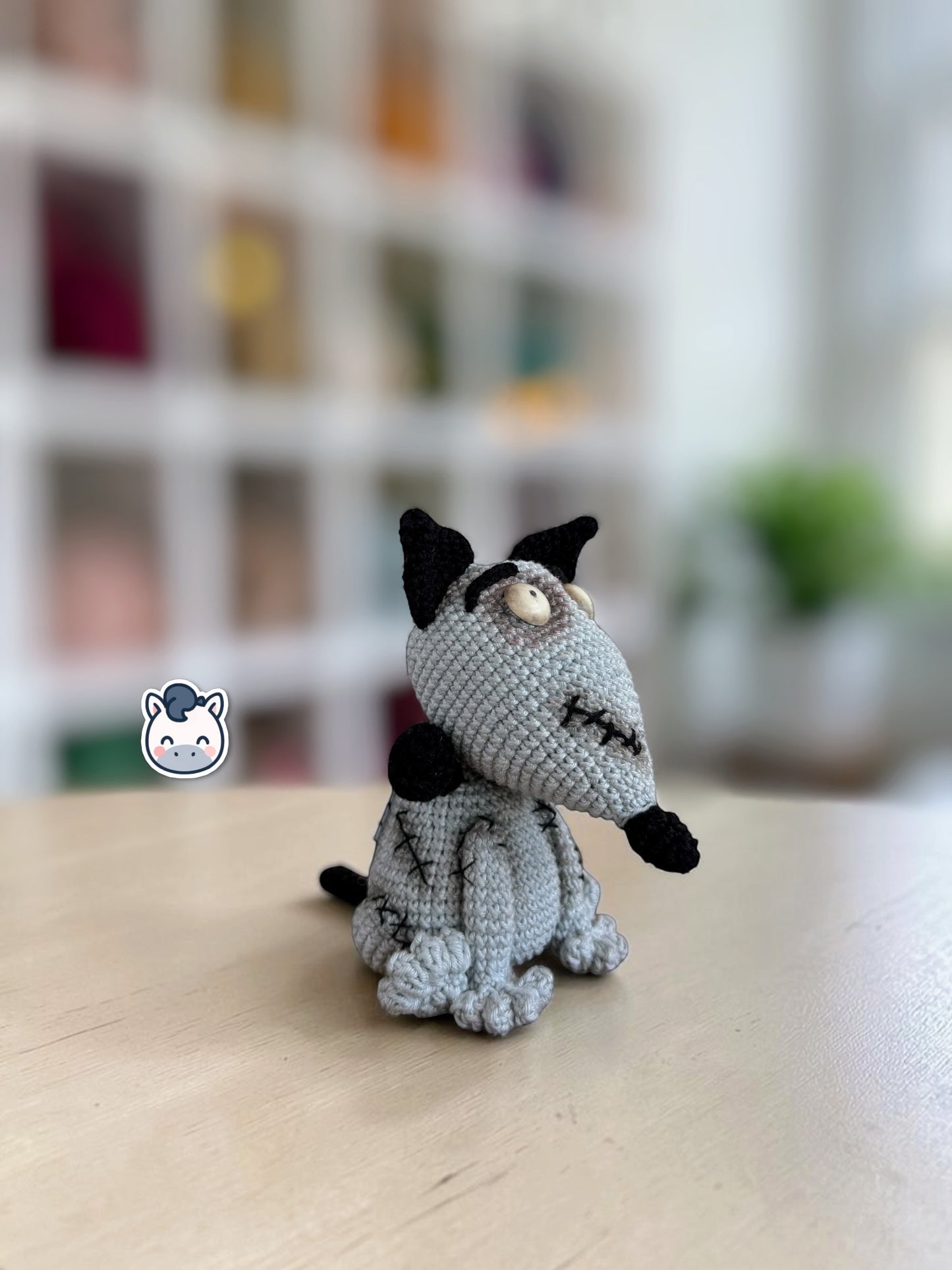 Amigurumi de Frankenweenie inspirado en Tim Burton, un patrón de crochet adorable y spooky perfecto para fans del cine gótico, Halloween y los muñecos estilo geek y handmade.