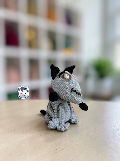 Amigurumi de Frankenweenie inspirado en Tim Burton, un patrón de crochet adorable y spooky perfecto para fans del cine gótico, Halloween y los muñecos estilo geek y handmade.