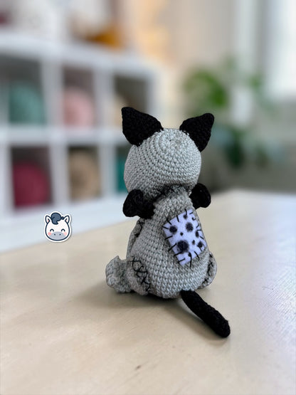 Amigurumi de Frankenweenie inspirado en Tim Burton, un patrón de crochet adorable y spooky perfecto para fans del cine gótico, Halloween y los muñecos estilo geek y handmade.