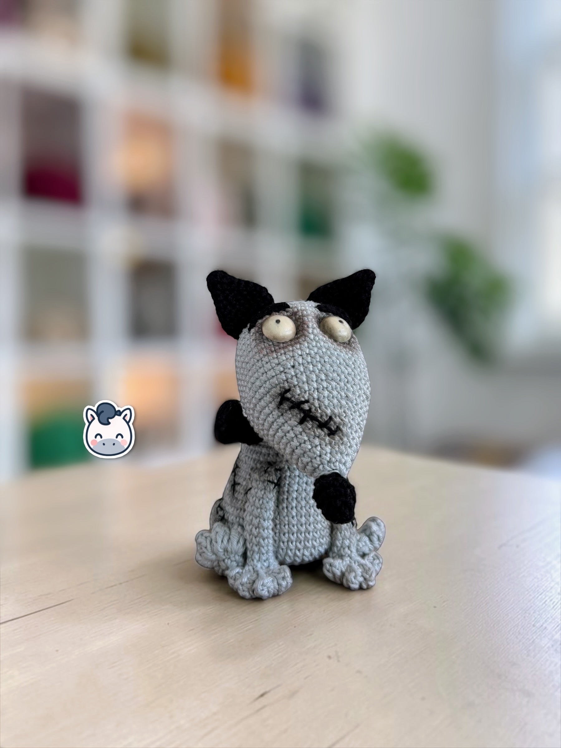 Amigurumi de Frankenweenie inspirado en Tim Burton, un patrón de crochet adorable y spooky perfecto para fans del cine gótico, Halloween y los muñecos estilo geek y handmade.