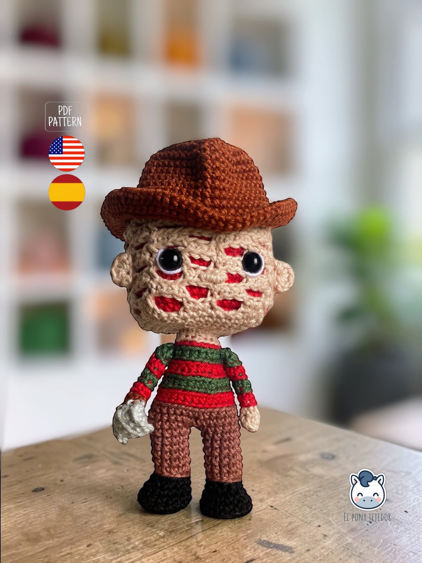 Amigurumi de Freddy Krueger tejido a crochet con sombrero marrón y jersey rojo y verde, patrón digital PDF para fans del cine de terror y muñecos estilo Funko