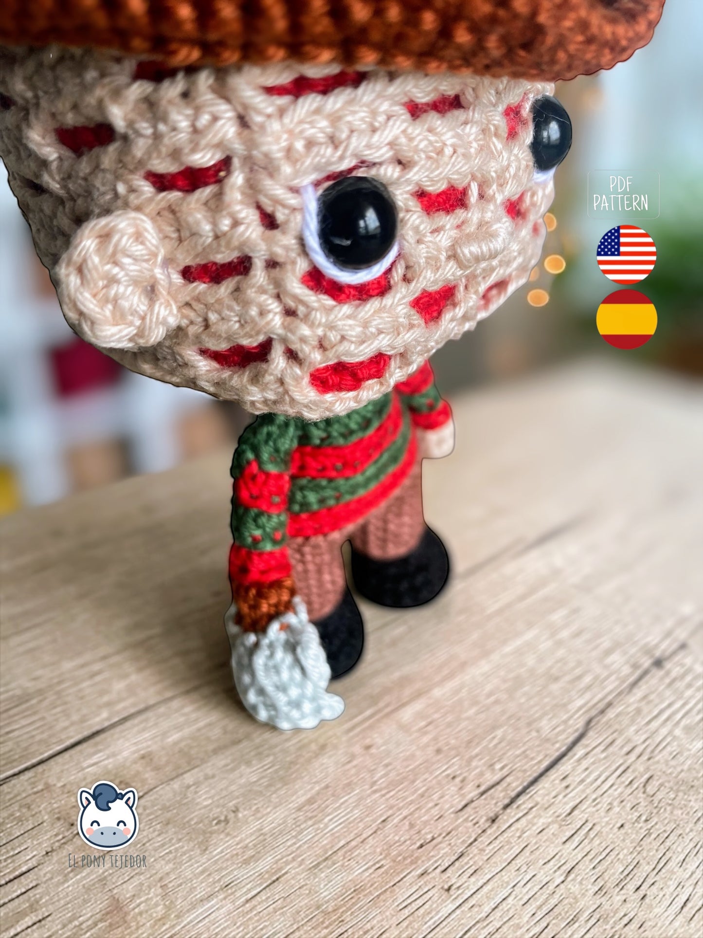 Amigurumi de Freddy Krueger tejido a crochet con sombrero marrón y jersey rojo y verde, patrón digital PDF para fans del cine de terror y muñecos estilo Funko