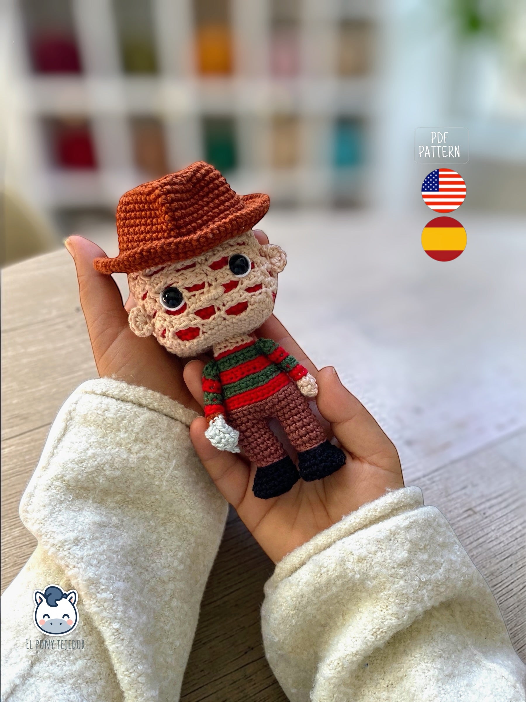 Amigurumi de Freddy Krueger tejido a crochet con sombrero marrón y jersey rojo y verde, patrón digital PDF para fans del cine de terror y muñecos estilo Funko