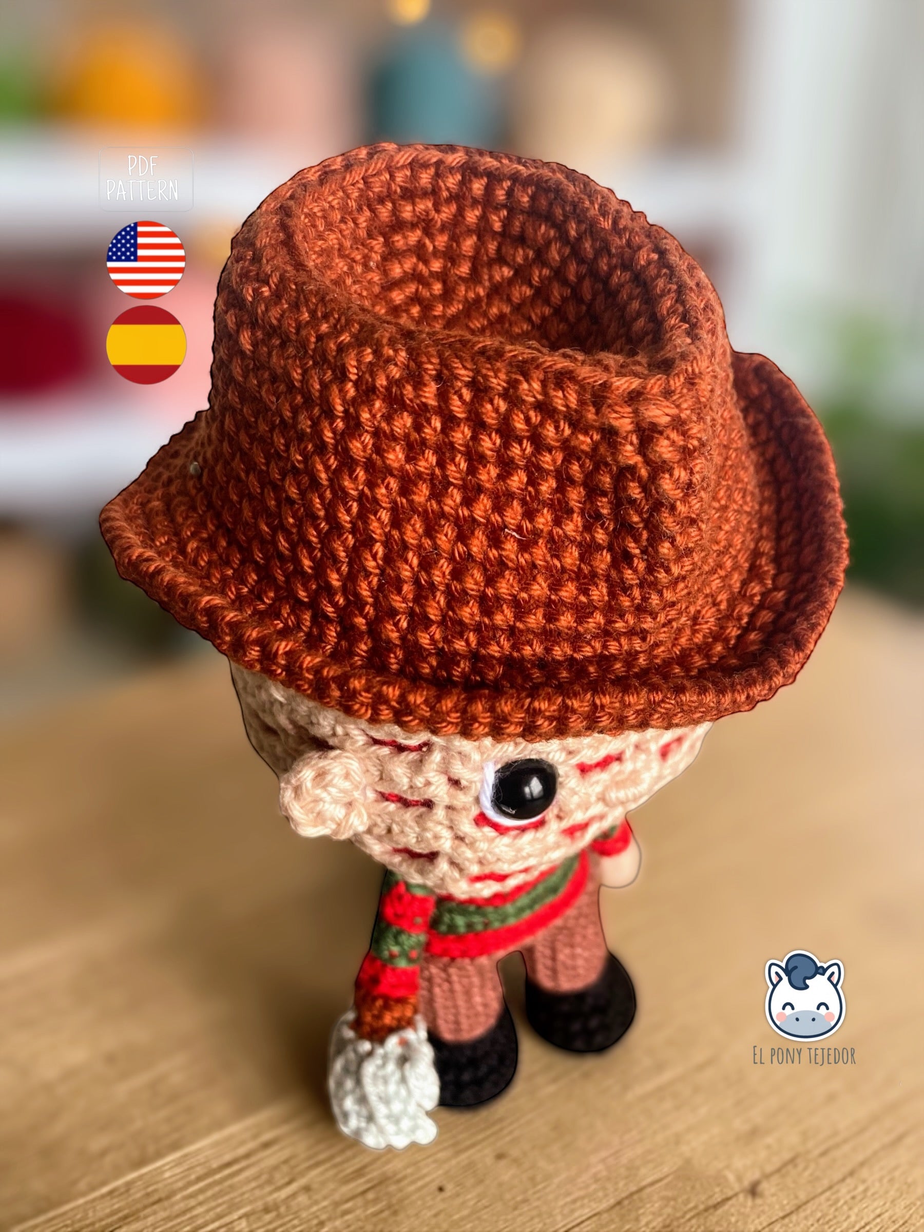 Amigurumi de Freddy Krueger tejido a crochet con sombrero marrón y jersey rojo y verde, patrón digital PDF para fans del cine de terror y muñecos estilo Funko
