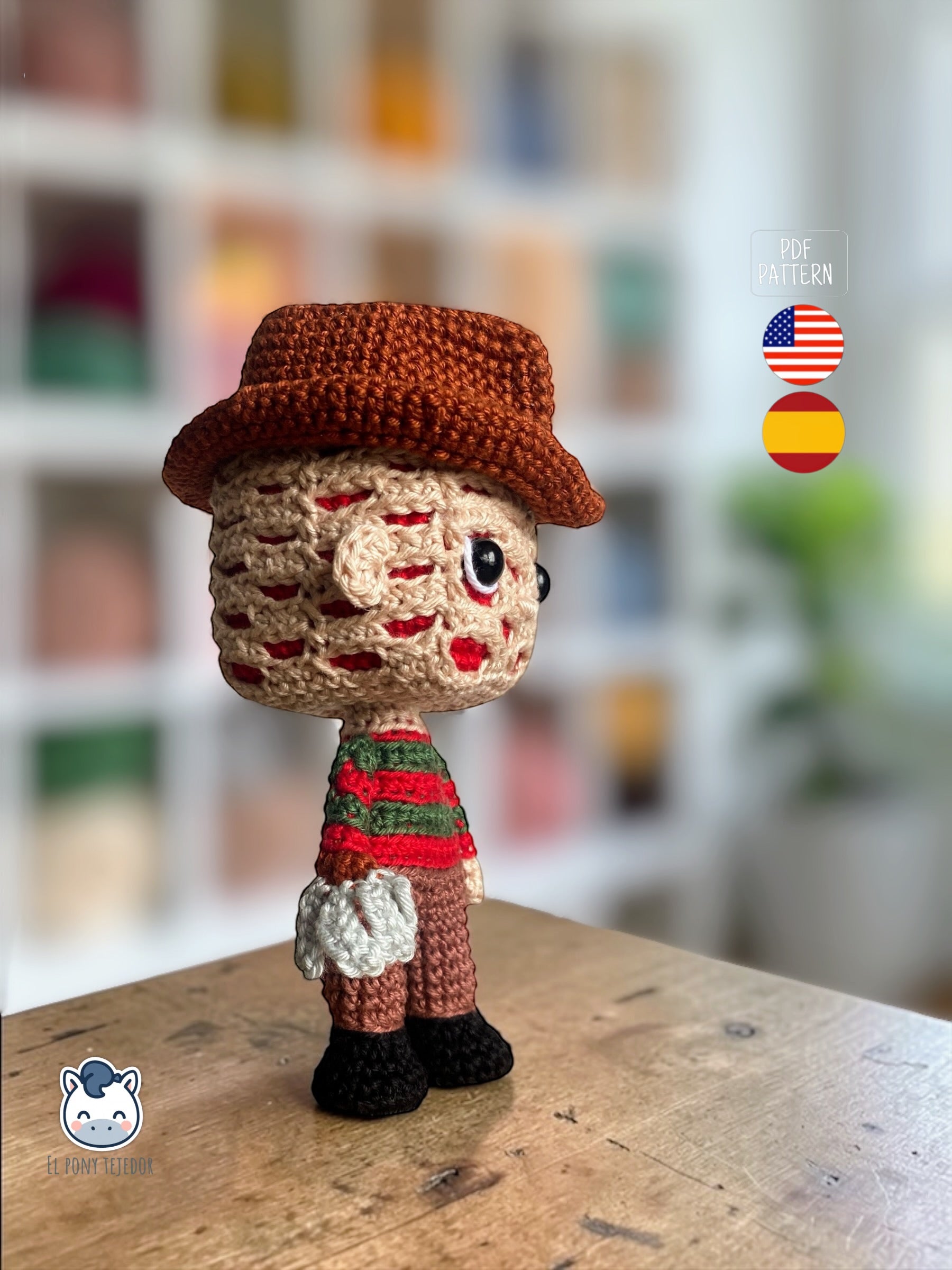 Amigurumi de Freddy Krueger tejido a crochet con sombrero marrón y jersey rojo y verde, patrón digital PDF para fans del cine de terror y muñecos estilo Funko