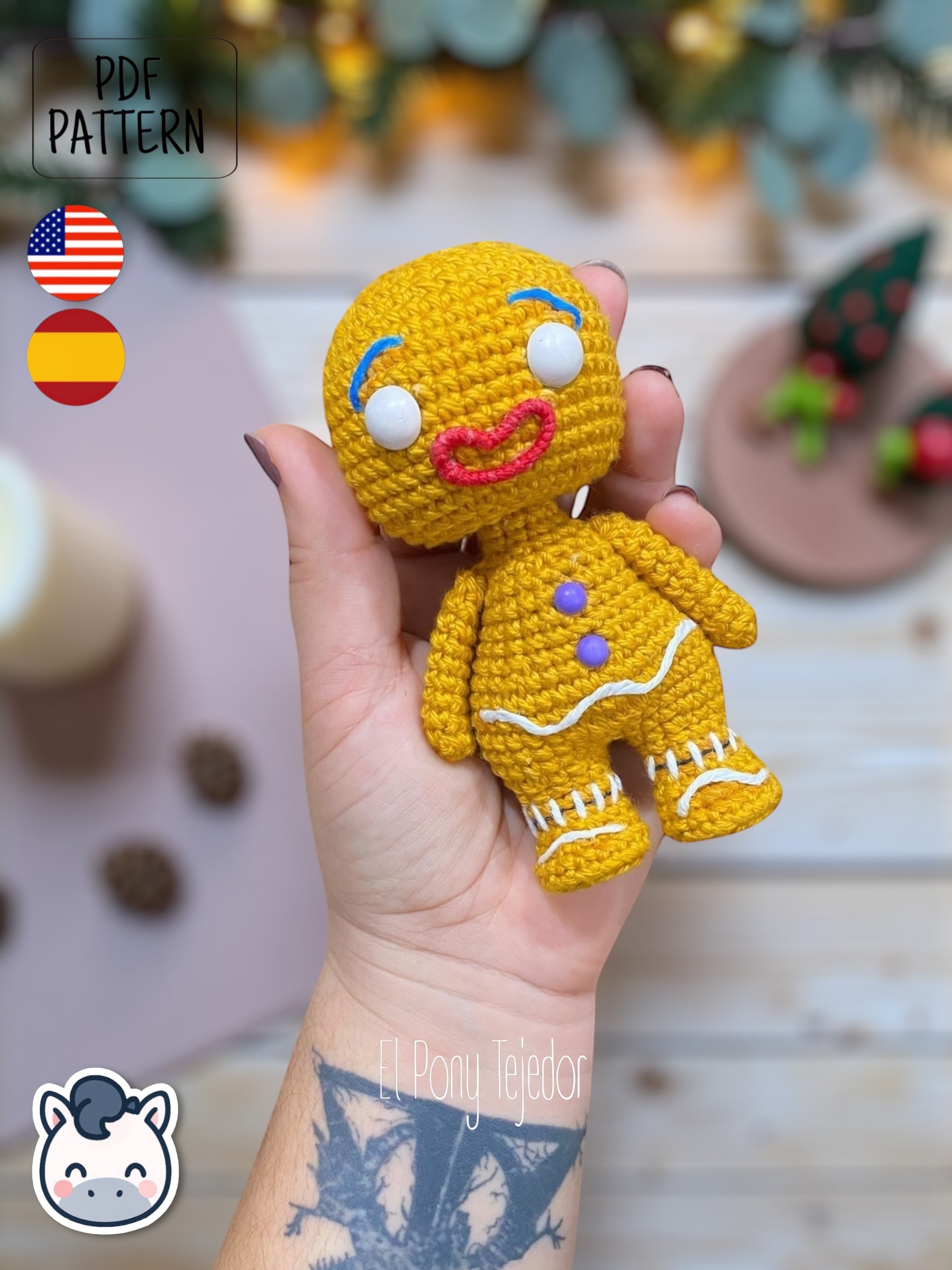 Patrón Gratis de ganchillo amigurumi de la Galleta de Jengibre de Shrek con botones morados y detalles de glaseado blanco. Amigurumi crochet free pattern of the Shrek Gingerbread Man with purple gumdrop buttons and white icing details.