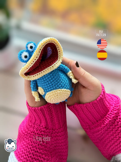 Amigurumi Globox tejido a mano inspirado en Rayman, muñeco azul de crochet con diseño kawaii y estilo geek, patrón PDF ideal para fans de los videojuegos clásicos y coleccionistas | Handmade Globox amigurumi inspired by Rayman, blue crochet character with a cute geek design, perfect PDF pattern for video game fans and Funko-style plush lovers