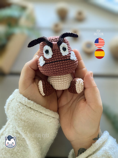 Amigurumi Goomba inspirado en Super Mario Bros, tejido a mano en ganchillo, un patrón PDF perfecto para fans de Nintendo y los videojuegos retro.