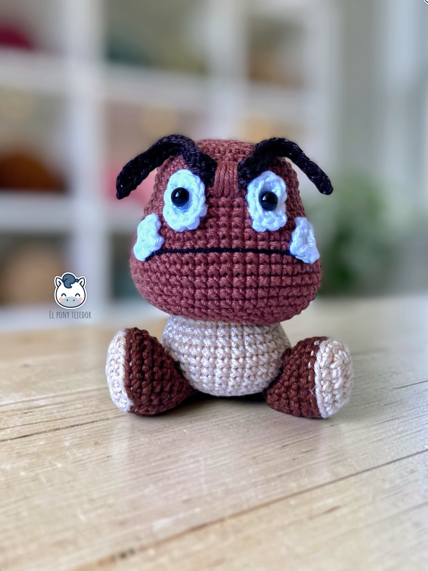 Amigurumi Goomba inspirado en Super Mario Bros, tejido a mano en ganchillo, un patrón PDF perfecto para fans de Nintendo y los videojuegos retro.