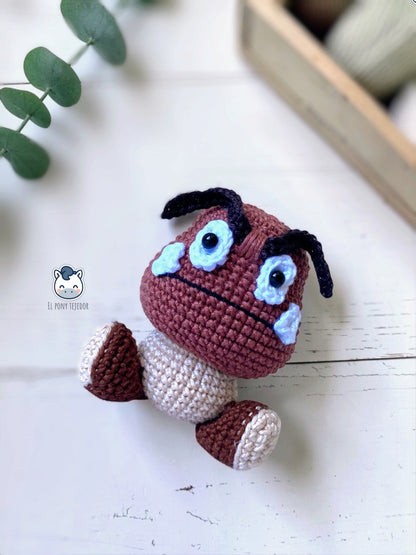 Amigurumi Goomba inspirado en Super Mario Bros, tejido a mano en ganchillo, un patrón PDF perfecto para fans de Nintendo y los videojuegos retro.